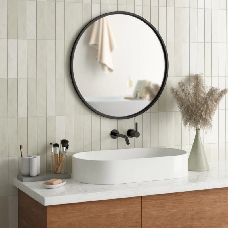 Specchio da parete tondo con bordo nero in gomma che ne aumenta la resistenza, perfetto come elegante idea regalo per la casa