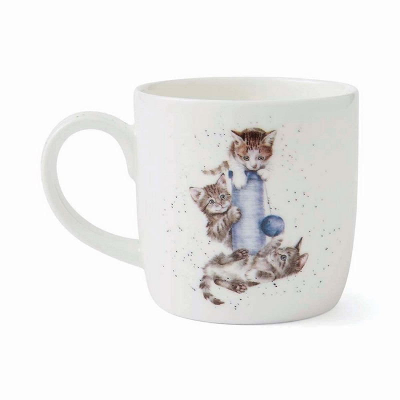 Tazza mug in fine bone china decorata con disegni di gatti sul divano (fronte, retro e dettagli interni), una fantastica idea regalo per amanti dei gatti