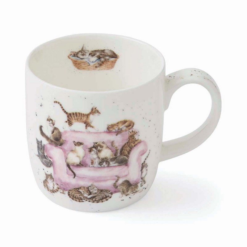 Tazza mug in fine bone china decorata con disegni di gatti sul divano (fronte, retro e dettagli interni), una fantastica idea regalo per amanti dei gatti
