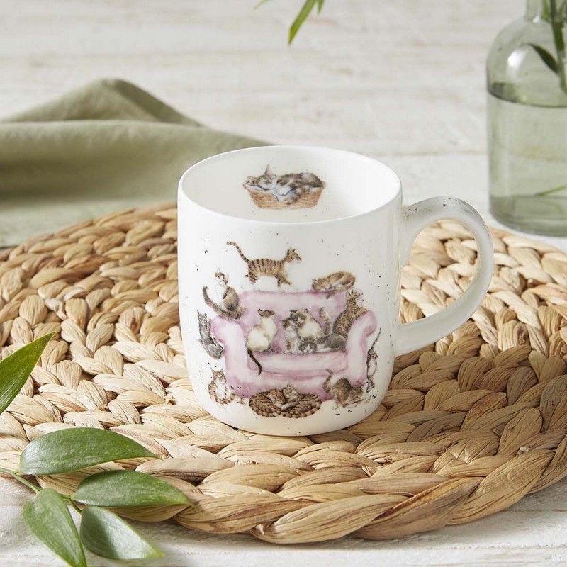 Tazza mug in fine bone china decorata con disegni di gatti sul divano (fronte, retro e dettagli interni), una fantastica idea regalo per amanti dei gatti