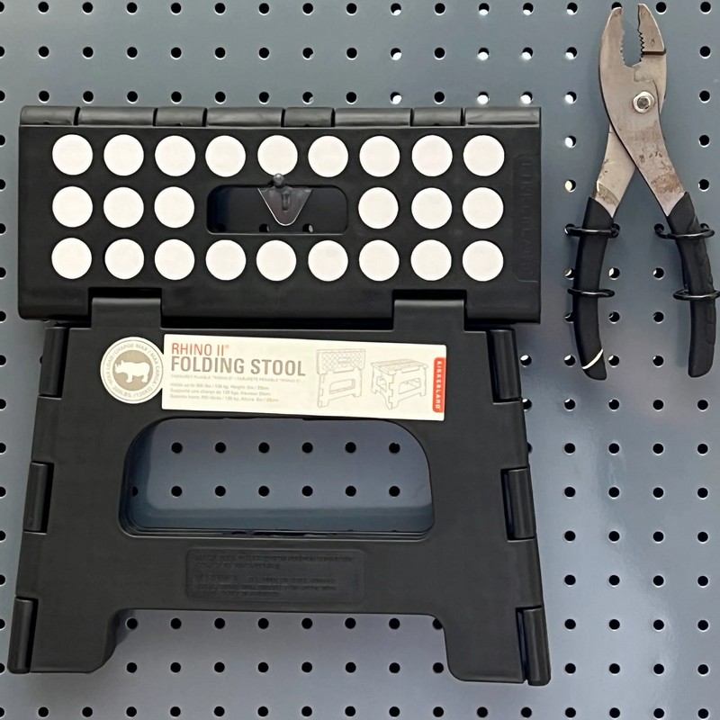 Sgabello pieghevole nero salvaspazio in grado di sostenere fino a 180 kg di peso, un'utilissima idea regalo per la casa