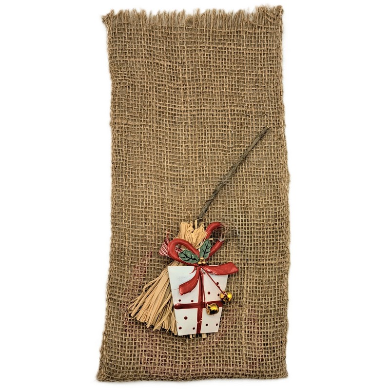 Sacchetto della Befana in juta con scopa e pacco regalo in metallo