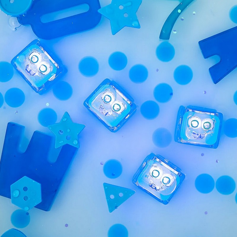 Set 4 cubi blu che si illuminano in acqua, un'originale idea regalo per bambini che renderà più piacevole il bagno