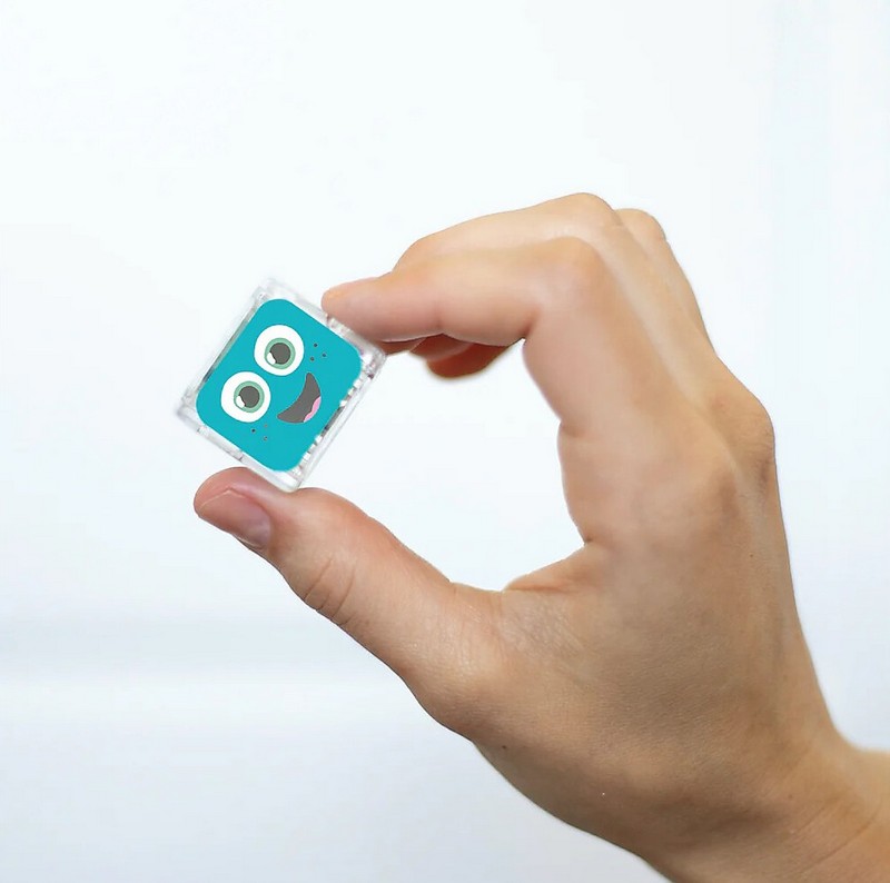 Set 4 cubi blu che si illuminano in acqua, un'originale idea regalo per bambini che renderà più piacevole il bagno