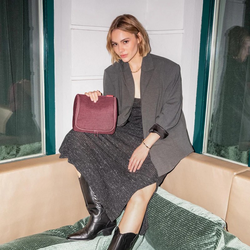 Beauty da viaggio color borgogna con inserti da aprire, specchio e possibilità di essere appeso - il regalo ideale per viaggiatori!