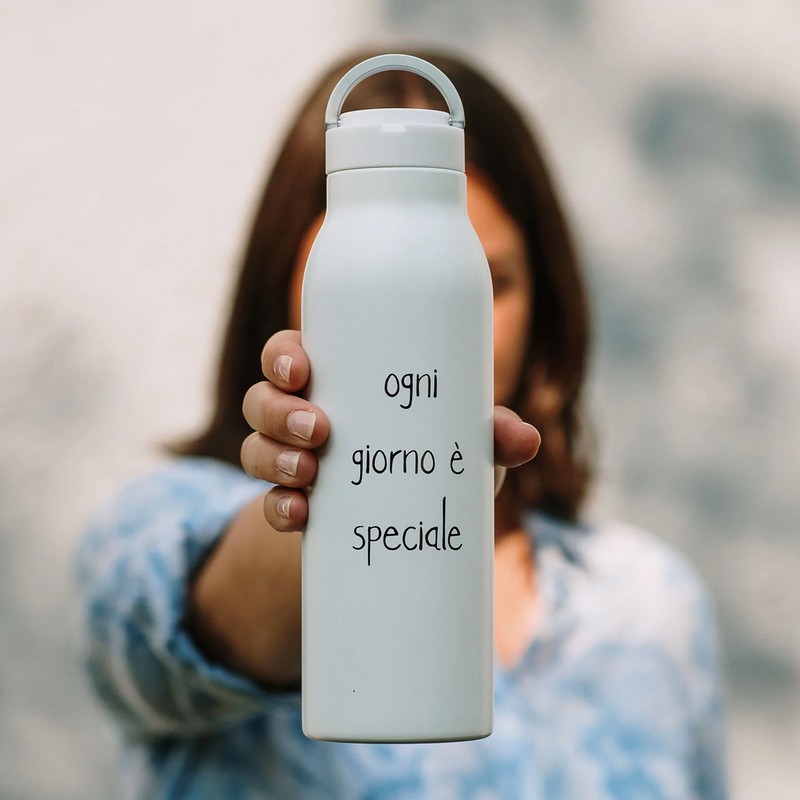 Borraccia termica bianca in acciaio da 500 ml con decoro “Ogni giorno è speciale