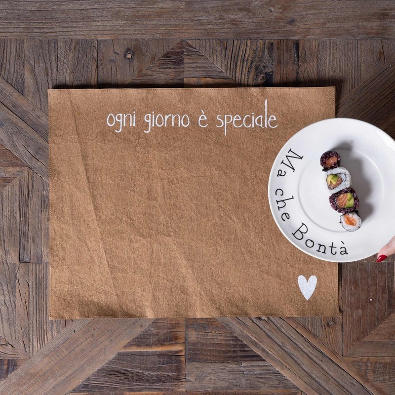 Tovaglietta americana in fibra di cellulosa color havana decorata con cuore e scritta 