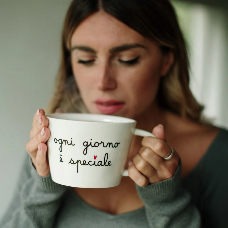 Tazza colazione grande in ceramica bianca con manico, decorata con scritta “Ogni giorno è speciale”