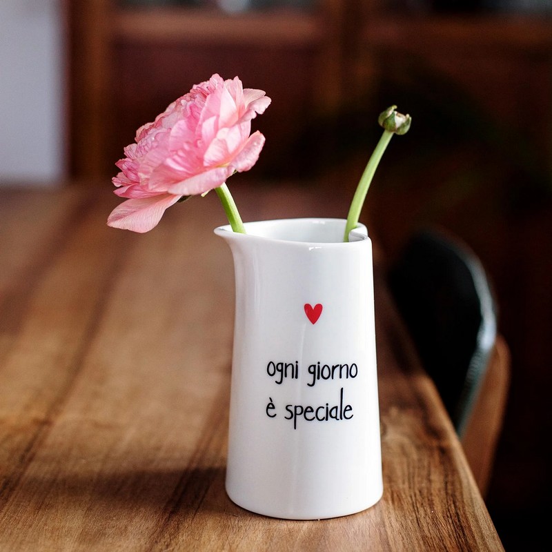 Lattiera in ceramica bianca con collo a forma di cuore decorata con scritta “Ogni giorno è speciale