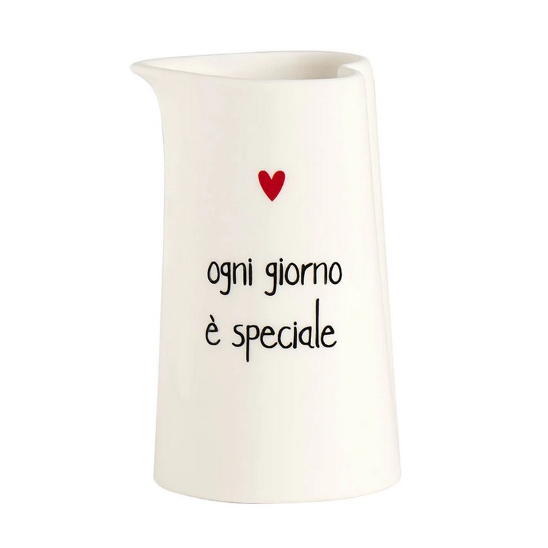 Lattiera in ceramica bianca con collo a forma di cuore decorata con scritta “Ogni giorno è speciale