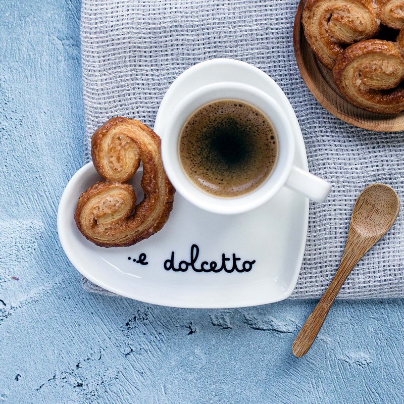 Set 2 piattini da caffè in ceramica a forma di cuore decorati con scritta “…E dolcetto”