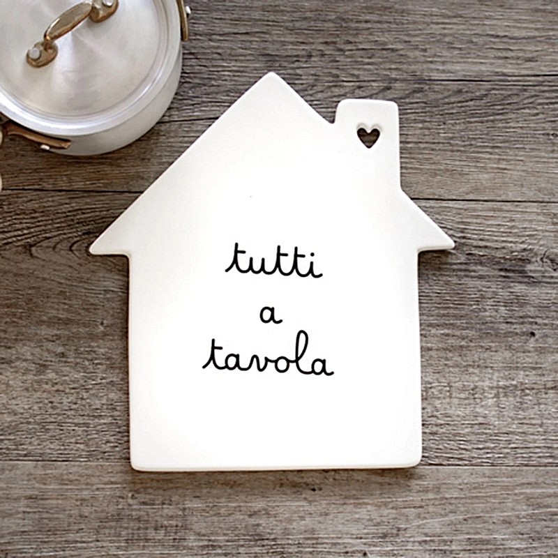 Sottopentola in ceramica bianca a forma di casa decorata con scritta “Tutti a tavola”, con base antiscivolo