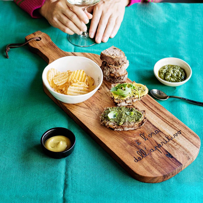 Tagliere in legno di acacia a forma di bottiglia decorato con scritta “È ora dell'aperitivo” con possibilità di essere appeso