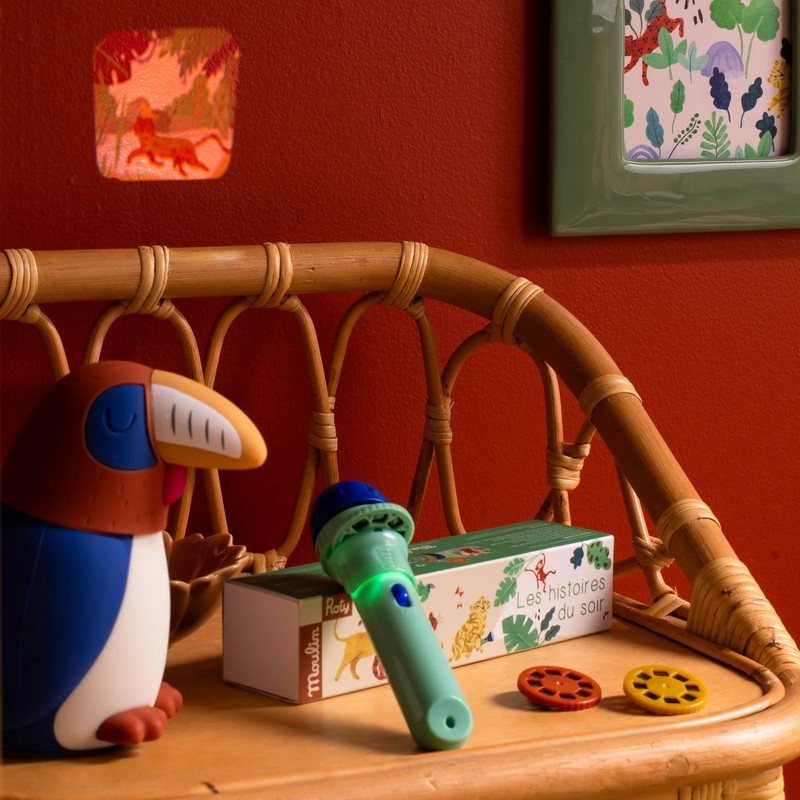 Torcia proietta storie con 3 dischi inclusi nella confezione per 3 storie diverse ambientate in una foresta, perfetta idea regalo per neonati e genitori