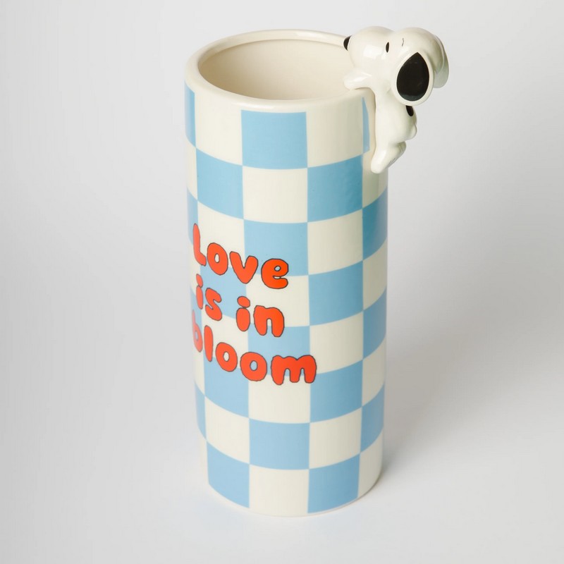 Vaso con Snoopy a quadri bianchi e azzurri in ceramica con scritta “Love is in bloom”