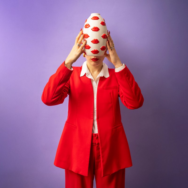 Vaso bianco con labbra rosse in rilievo in ceramica