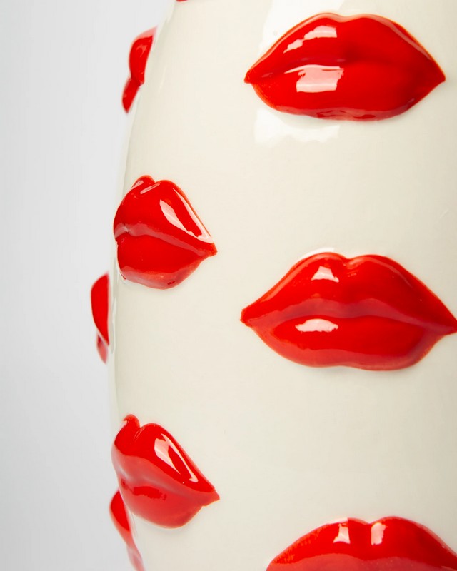 Vaso bianco con labbra rosse in rilievo in ceramica