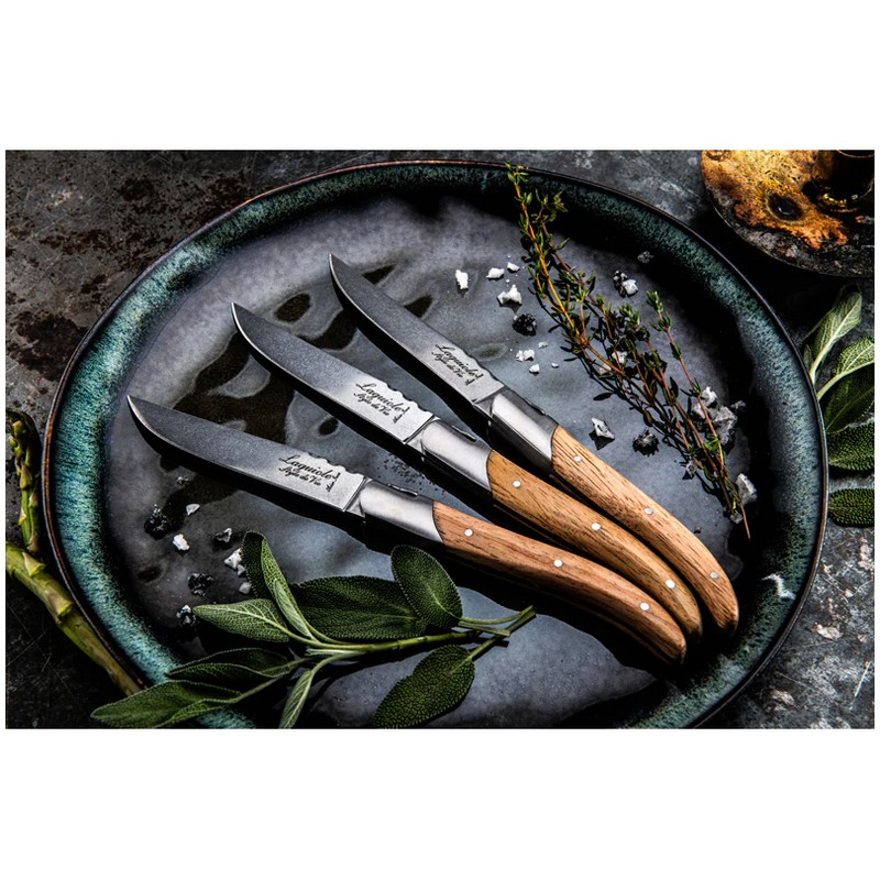 Set 6 coltelli da bistecca premium in acciaio inox con manico in quercia stonewash contenuti in un elegante cofanetto nero