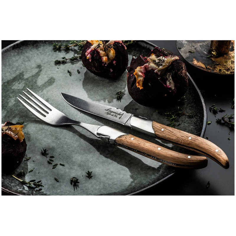 Set 6 coltelli da bistecca premium in acciaio inox con manico in quercia stonewash contenuti in un elegante cofanetto nero