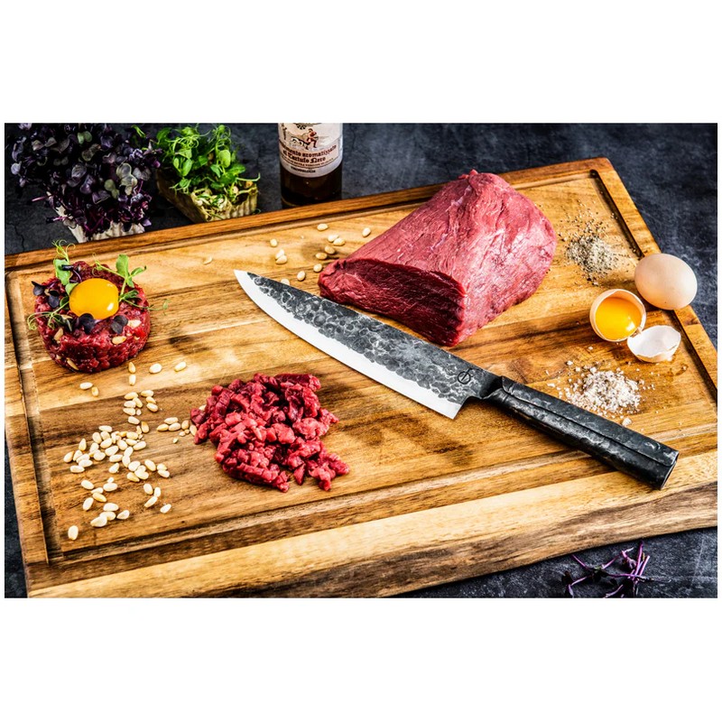 Coltello da chef forgiato e martellato a mano contenuto in un elegante cofanetto di legno