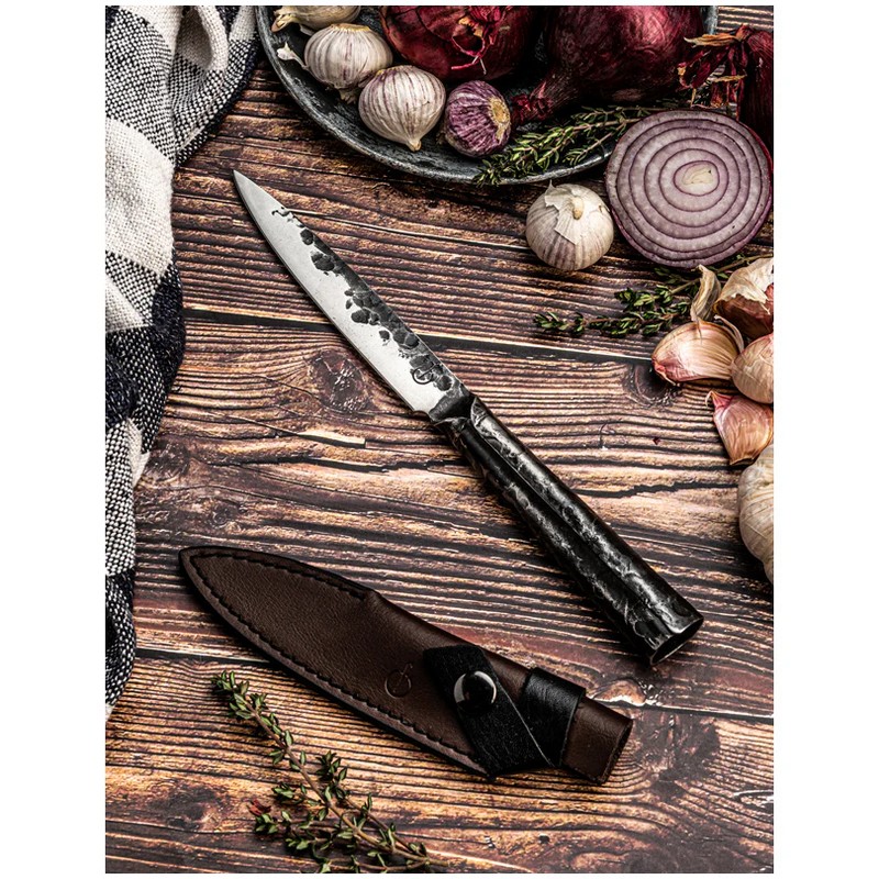 Coltello da cucina multiuso forgiato e martellato a mano contenuto in un elegante cofanetto di legno