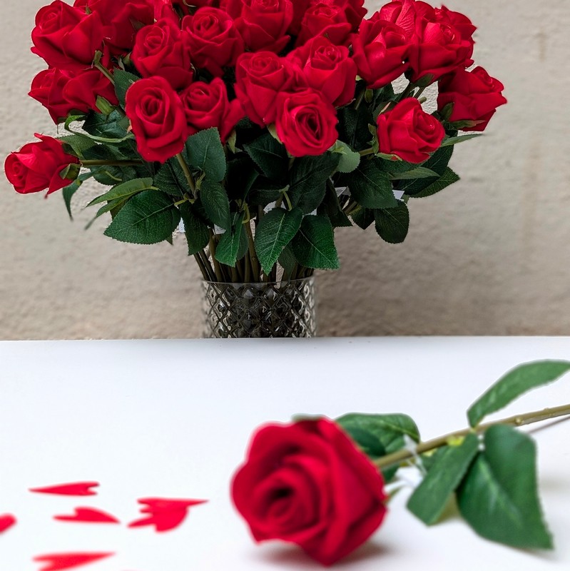 Ramo di rosa rossa artificiale, perfetta come fiore di San Valentino