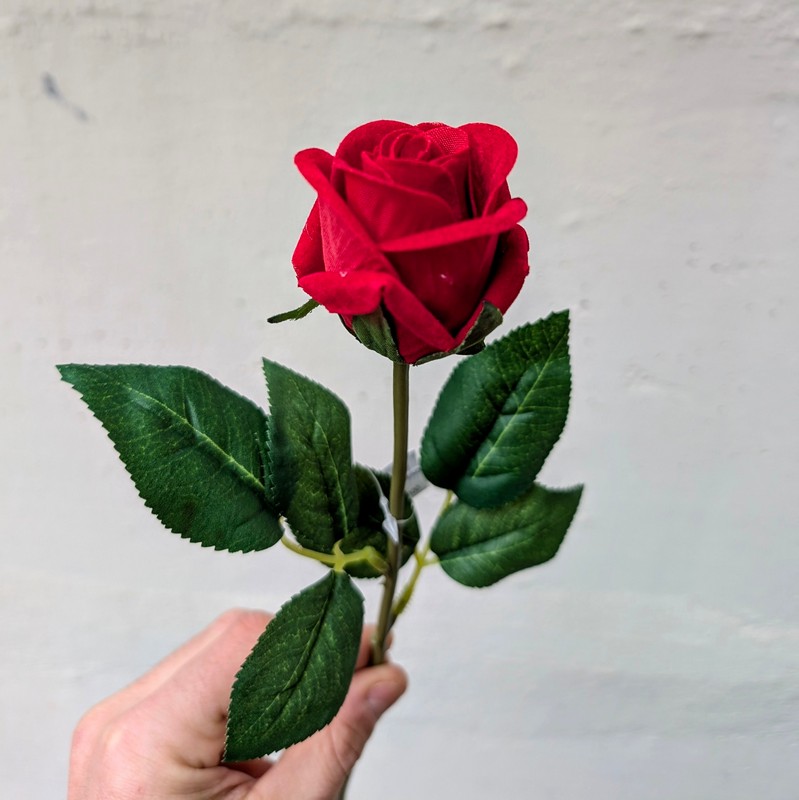 Ramo di rosa rossa artificiale, perfetta come fiore di San Valentino