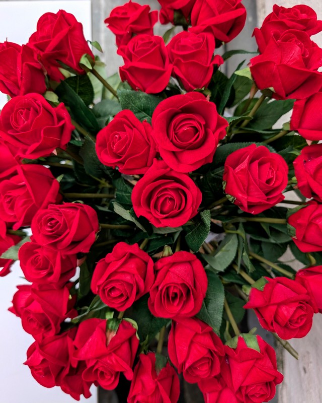 Ramo di rosa rossa artificiale, perfetta come fiore di San Valentino