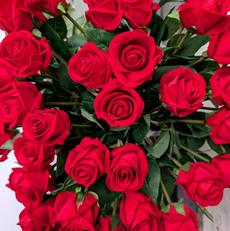 Ramo di rosa rossa artificiale, perfetta come fiore di San Valentino