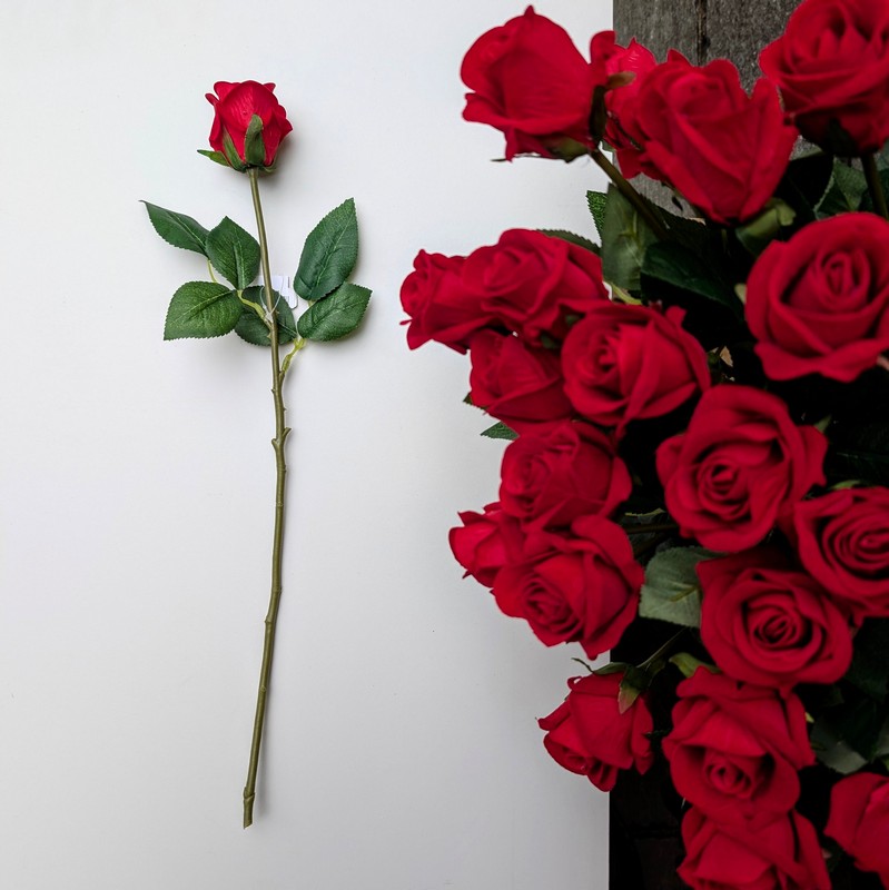 Ramo di rosa rossa artificiale, perfetta come fiore di San Valentino