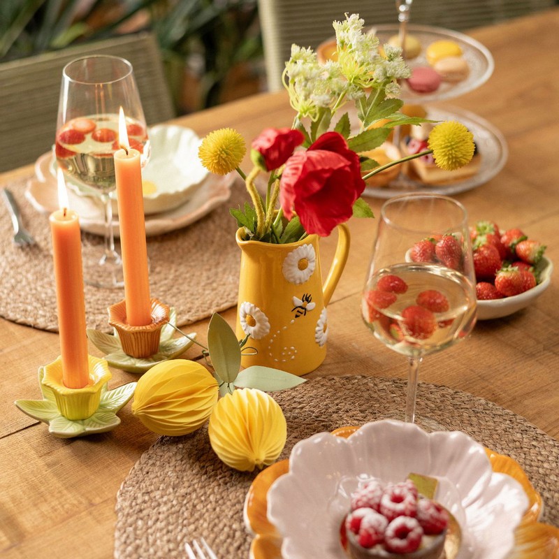 Vaso per fiori a forma di caraffa gialla decorata con margherite e ape