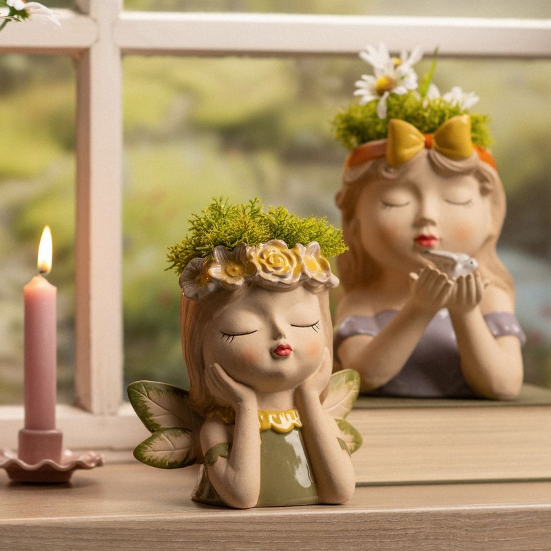 Vaso per fiori in ceramica a forma di fata con vestito verde e corona di fiori