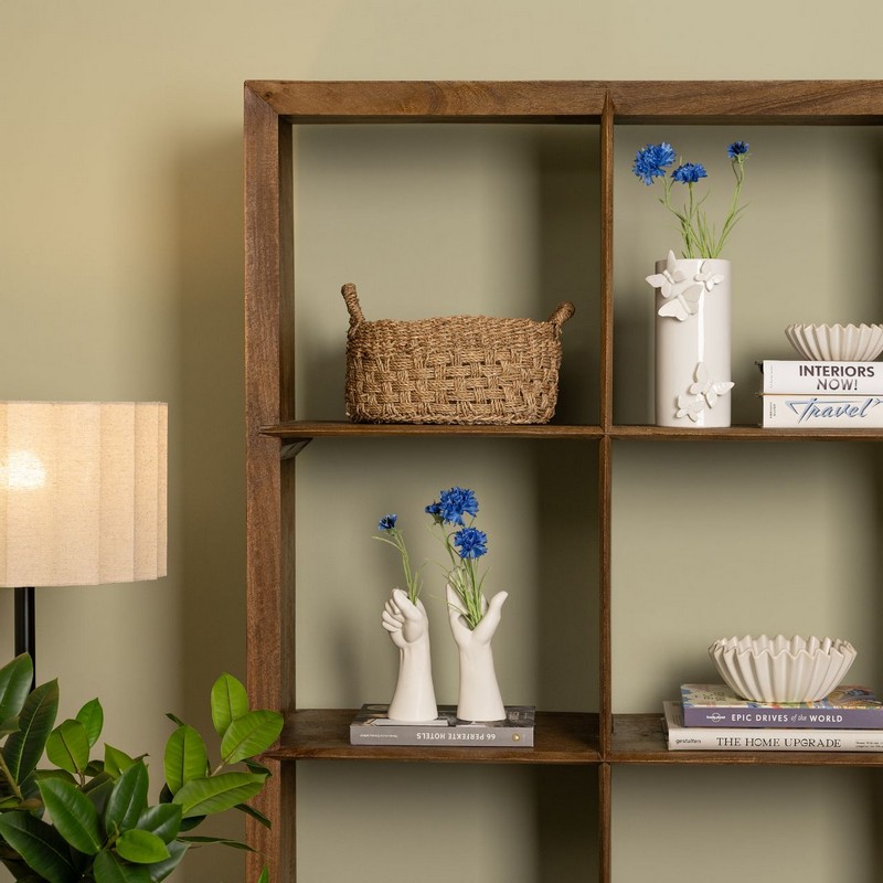 Vaso bianco in ceramica con farfalle in rilievo