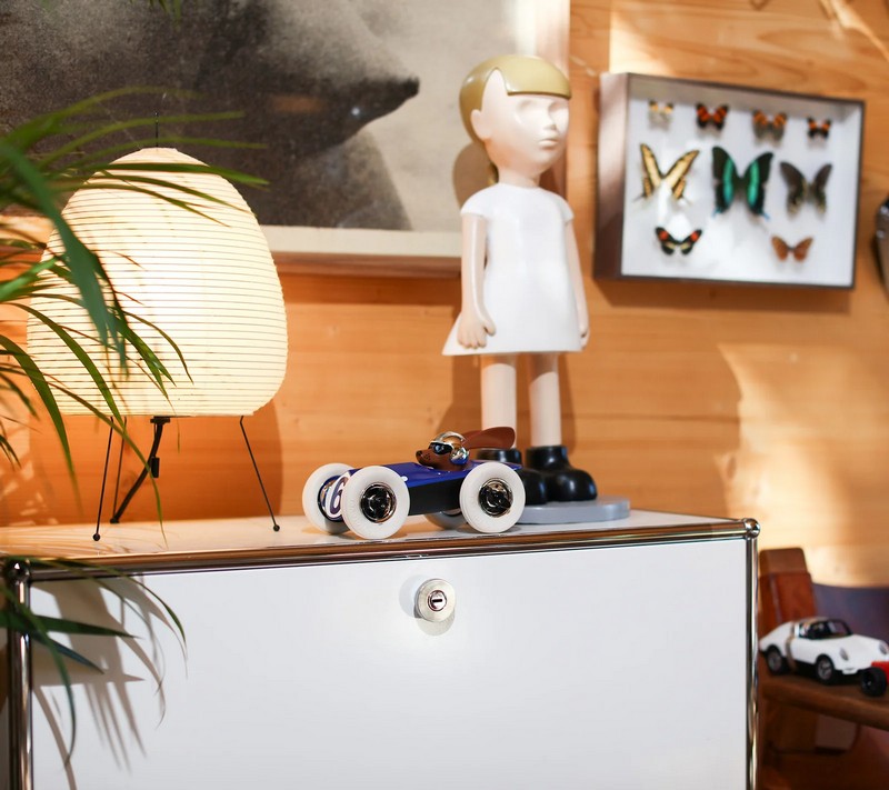 Modellino auto da corsa blu con cane “Midi Rufus Bertie”