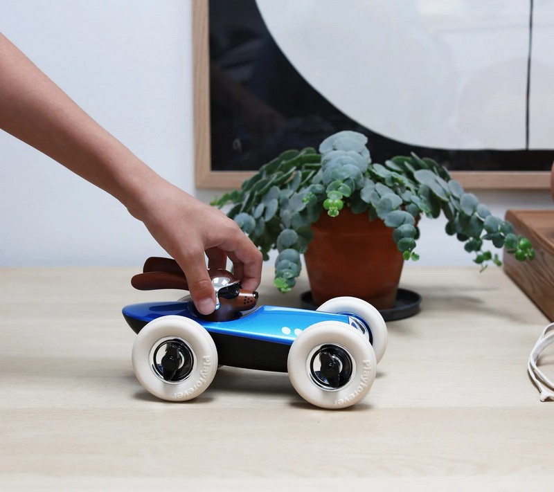 Modellino auto da corsa blu con cane “Midi Rufus Bertie”