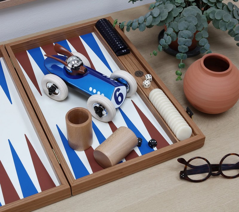 Modellino auto da corsa blu con cane “Midi Rufus Bertie”