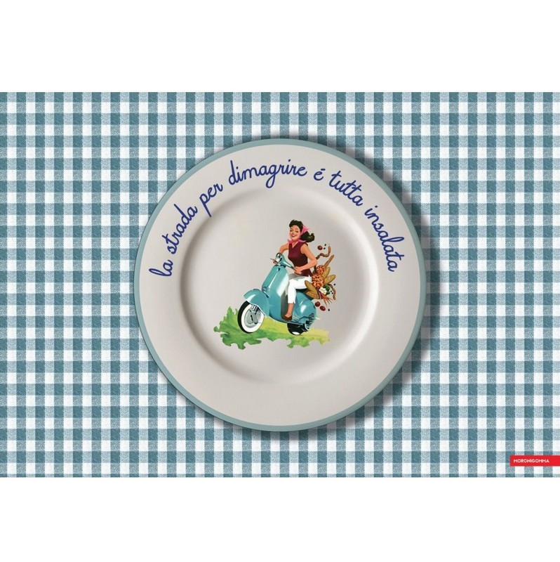 Tovaglietta americana in plastica flessibile decorata con donna in scooter e scritta “La strada per dimagrire è tutta insalata”