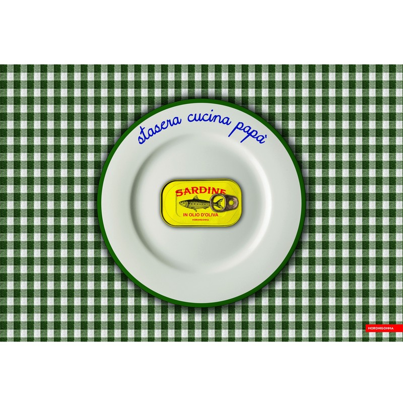 Tovaglietta americana in plastica flessibile decorata con scatoletta di sardine e scritta “Stasera cucina papà”