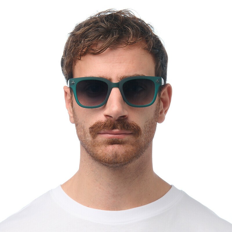 Occhiale da sole squadrato color verde traslucido con lenti verde gradiente