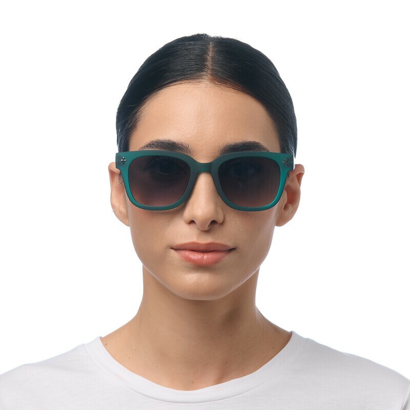 Occhiale da sole squadrato color verde traslucido con lenti verde gradiente