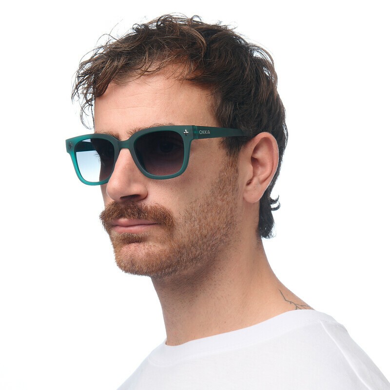 Occhiale da sole squadrato color verde traslucido con lenti verde gradiente