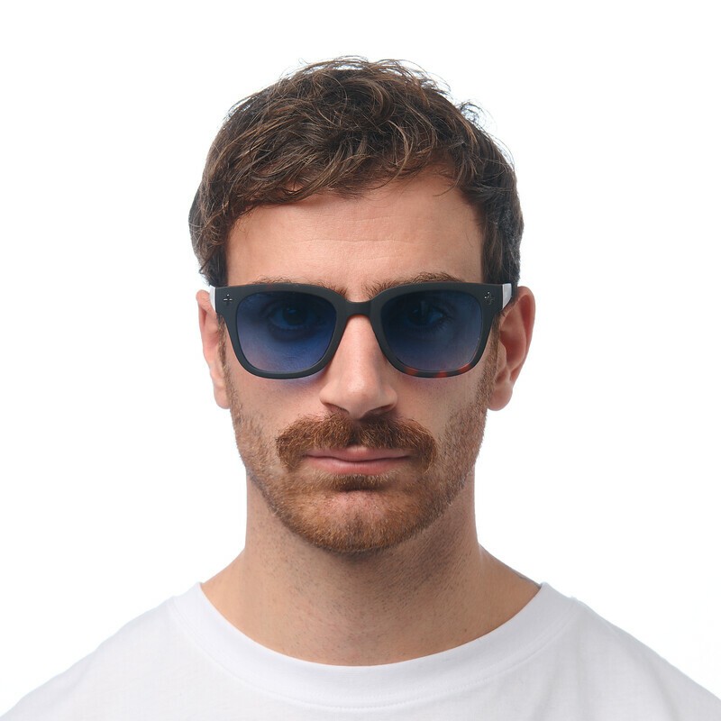 Occhiale da sole squadrato color havana nero con lenti blu gradiente