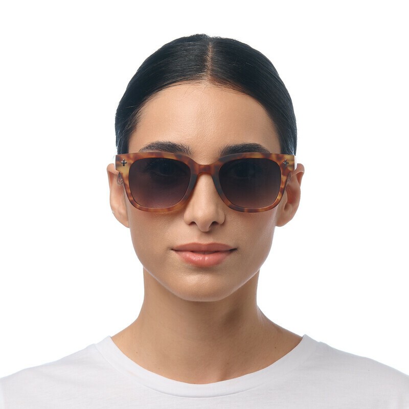 Occhiale da sole squadrato color sahara havana con lenti verde gradiente