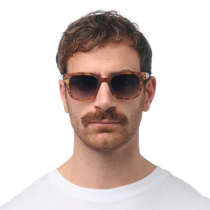 Occhiale da sole squadrato color sahara havana con lenti verde gradiente