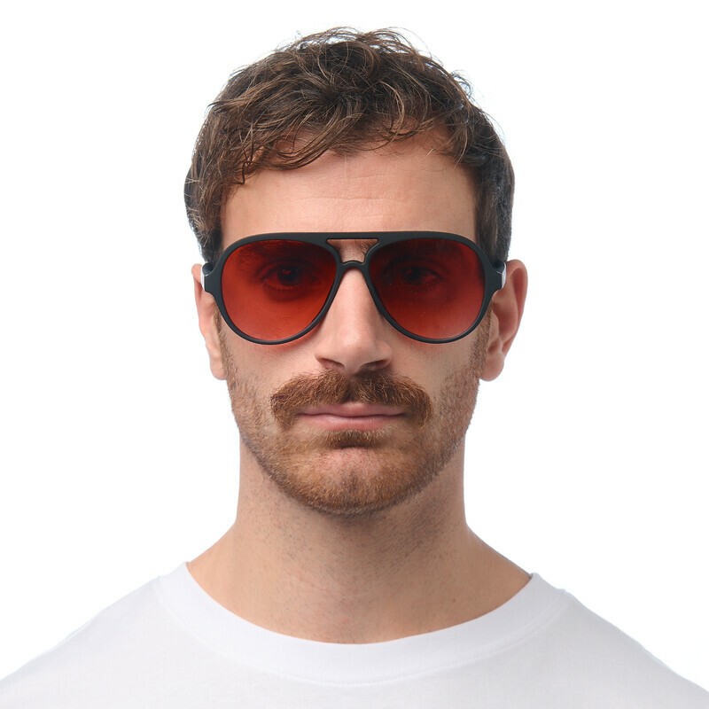 Occhiale da sole a goccia nero con lenti rosso gradiente