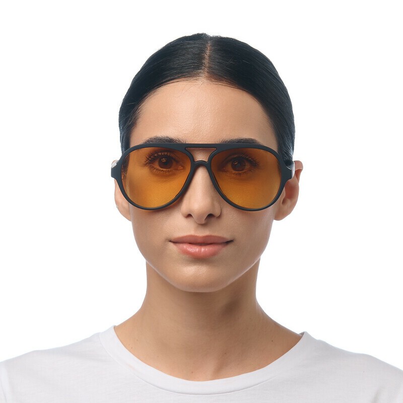 Occhiale da sole a goccia nero con lenti giallo gradiente