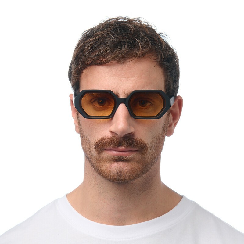 Occhiale da sole esagonale nero con lenti giallo gradiente