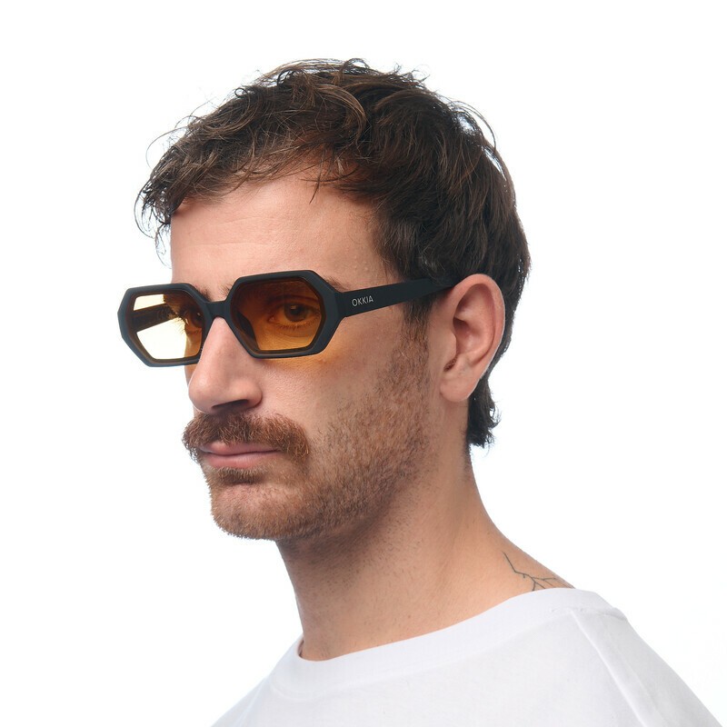 Occhiale da sole esagonale nero con lenti giallo gradiente