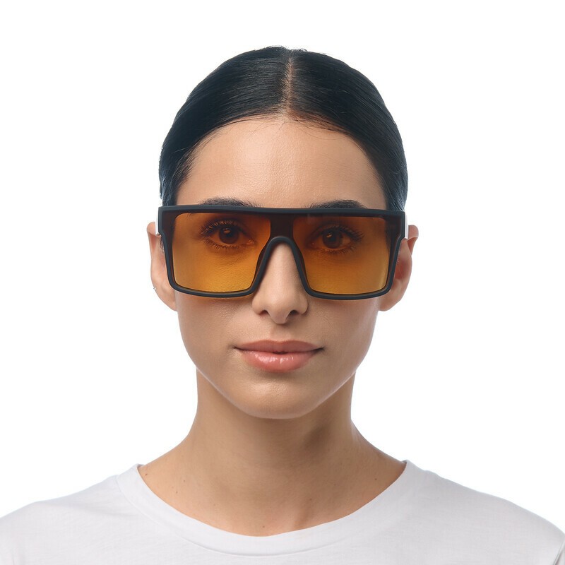 Occhiale da sole a visore nero con lenti giallo gradiente