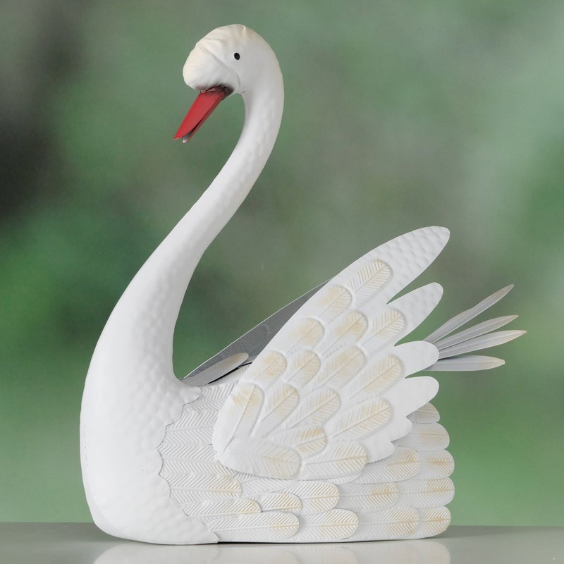 Cigno decorativo in metallo realizzato a mano